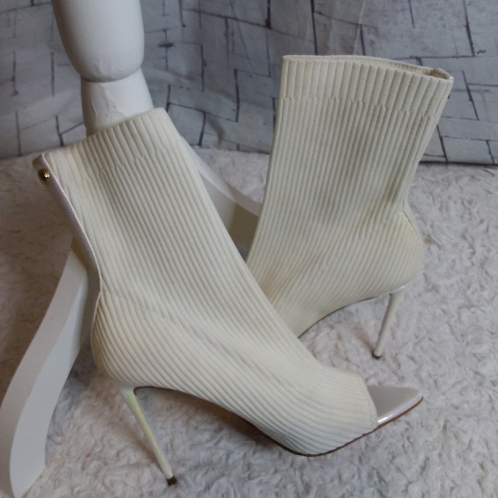 Steve Madden Forgo off white Stilletos Sock Booties size 9M